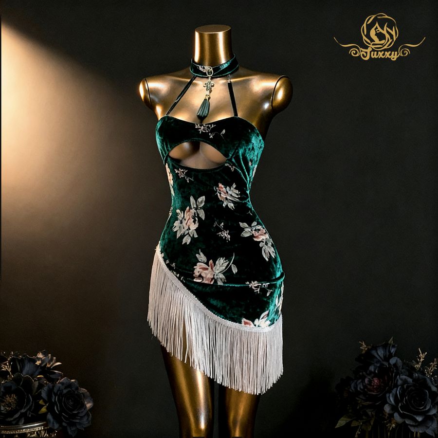 A stunningly beautiful woman in a sexy cheongsam ??with a high slit that reveals her cleavage – a truly alluring and sexy outfit.??