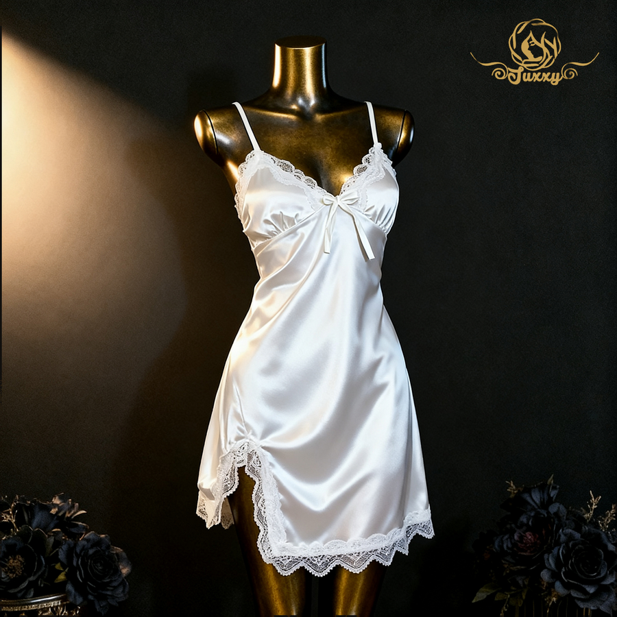 ??A simple and elegant moonlight white comfortable nightgown??
