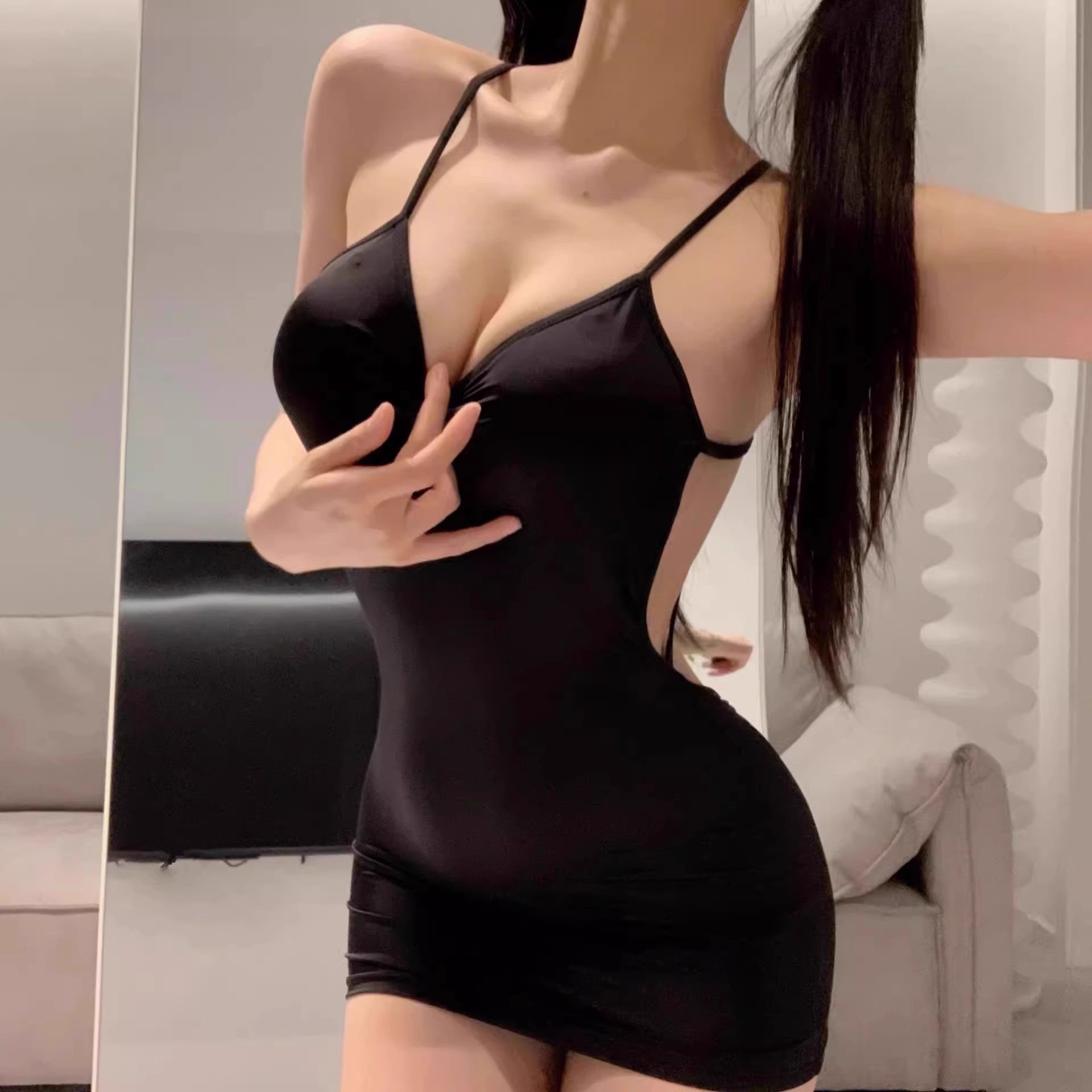 ??Sexy and alluring fitted camisole in solid color ??