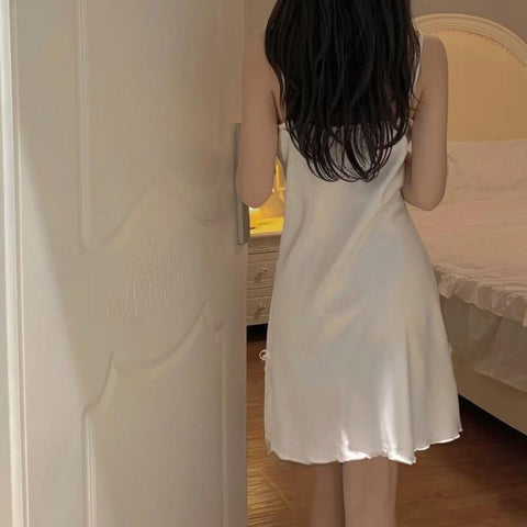 ??A simple and elegant moonlight white comfortable nightgown??
