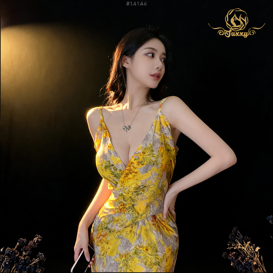 ชุดเดรสสไตล์วินเทจลายดอกไม้ คอวีลึก "ยังคงมีเสน่ห์"