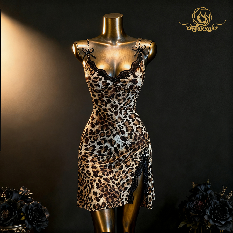 A sexy leopard ??print lace-trimmed high-slit dress with a touch of "wild romance"??
