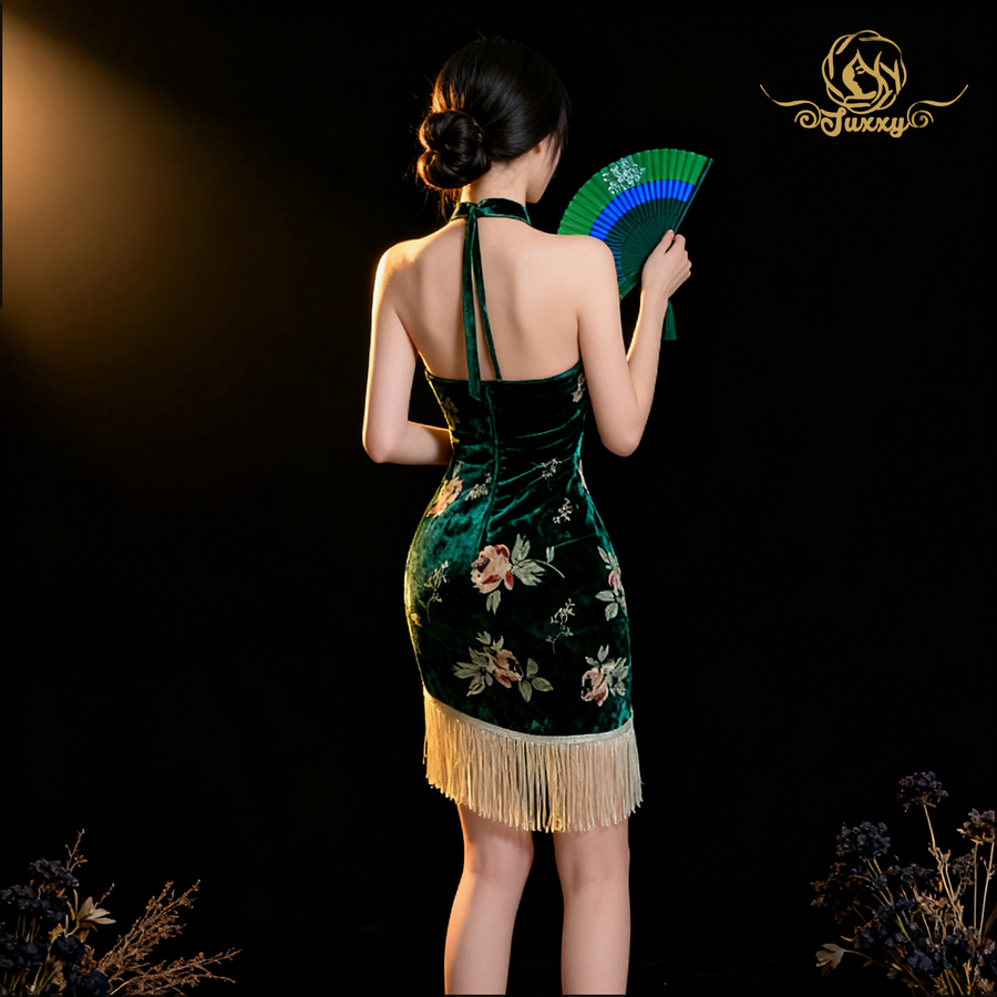 A stunningly beautiful woman in a sexy cheongsam ??with a high slit that reveals her cleavage – a truly alluring and sexy outfit.??