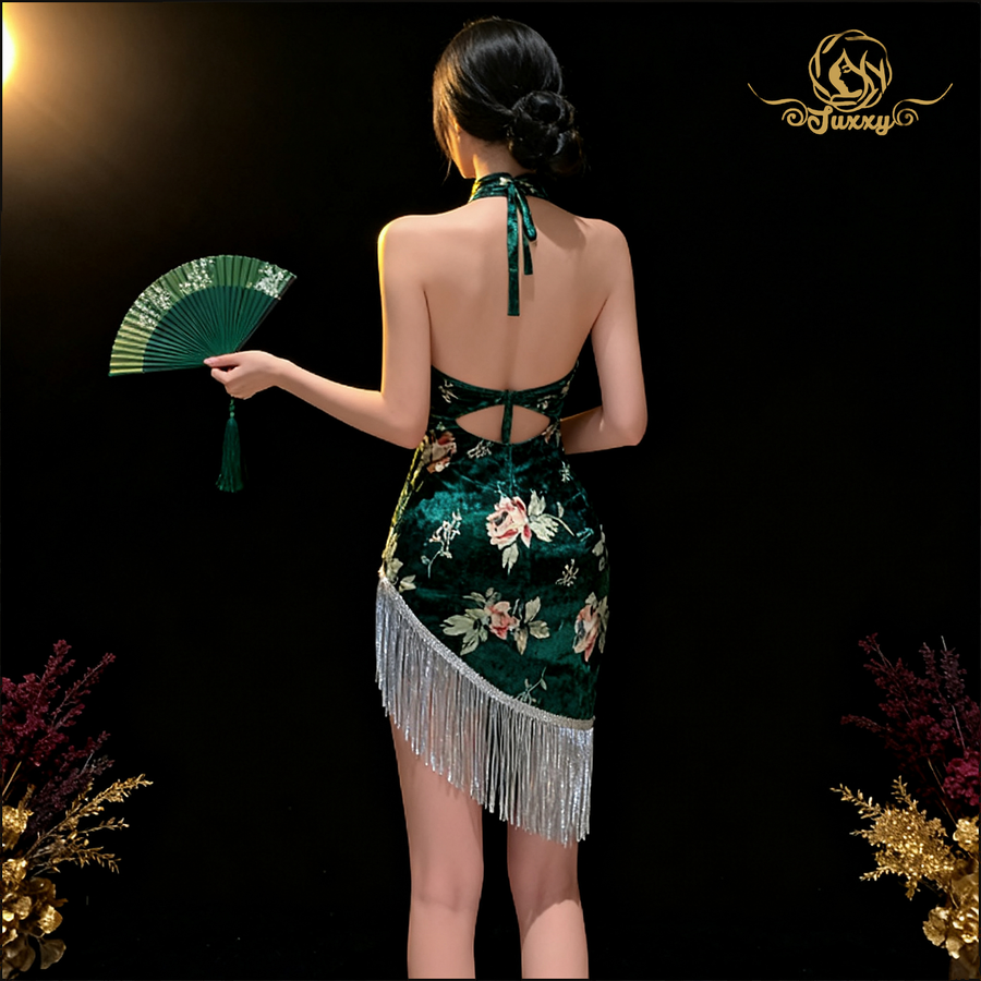 A stunningly beautiful woman in a sexy cheongsam ??with a high slit that reveals her cleavage – a truly alluring and sexy outfit.??