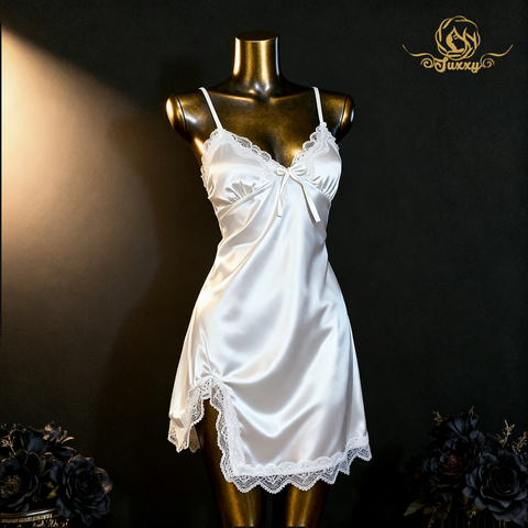??A simple and elegant moonlight white comfortable nightgown??